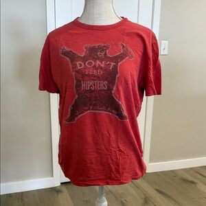 LUCKY “DON’T FEED THE HIPSTERS” RED T-SHIRT - EUC